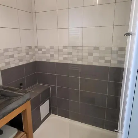 Spacieux 2 Pieces Vue Piscine